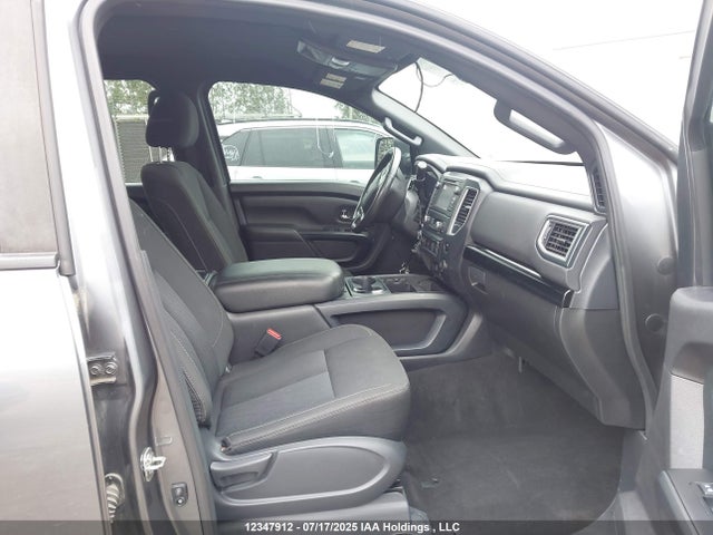 1N6AA1E52JN518690 Nissan 2018