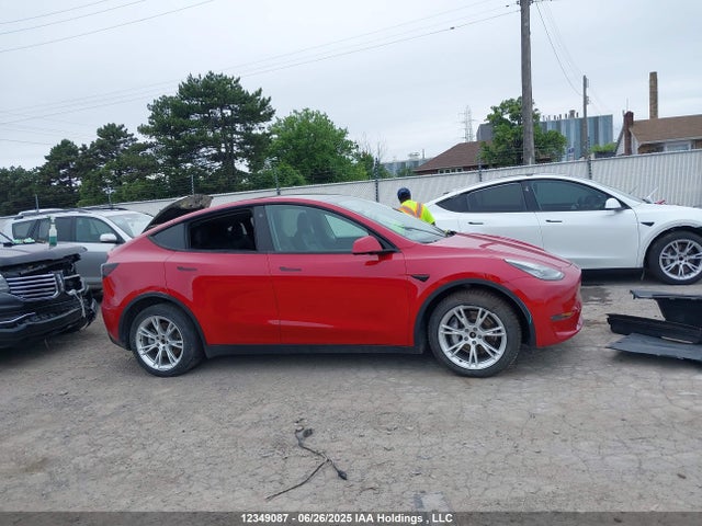 Tesla Model Y 2022 7SAYGDEE0NF484063 Image 12