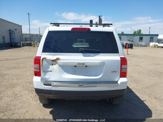 1C4NJRAB9GD618394 Jeep 2016
