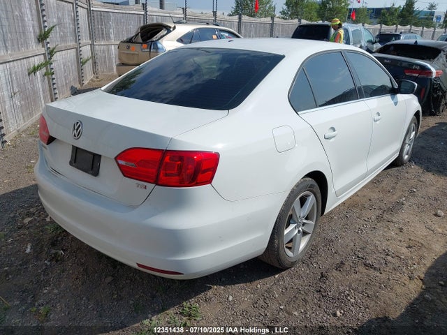 3VWD07AJ1EM403987 Volkswagen 2014