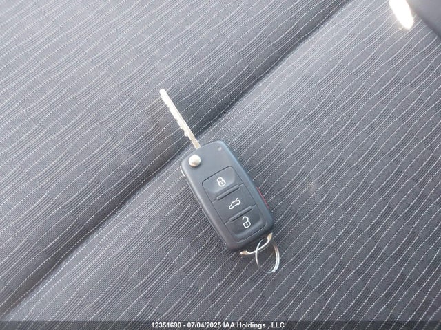 WVGJV7AX5FW592524 Volkswagen 2015