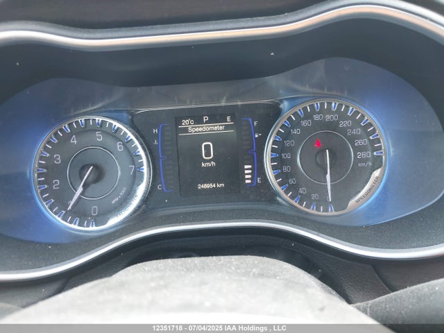 1C3CCCFBXGN177008 Chrysler 2016