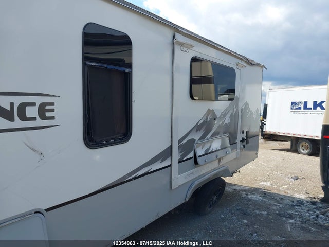 56YTT1928ML330830 Lance Camper