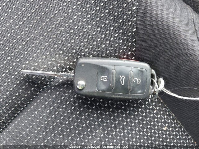1VWAT7A33HC044983 Volkswagen tsi