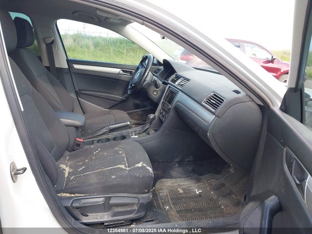 1VWAT7A33HC044983 Volkswagen tsi