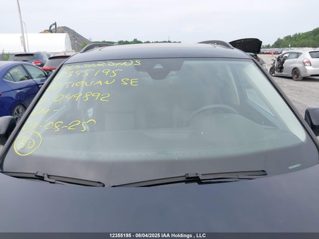 3VV2B7AX2NM049892 Volkswagen Tiguan