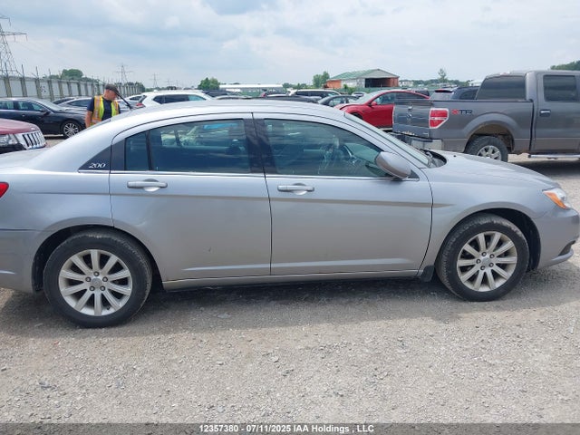 Chrysler 200 2014 1C3CCBBB4EN231612 Image 13