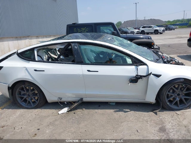 5YJ3E1EA0NF337394 Tesla 2022