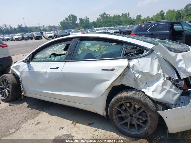 5YJ3E1EA0NF337394 Tesla 2022