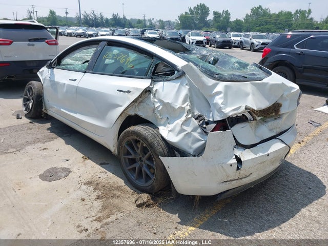 5YJ3E1EA0NF337394 Tesla 2022