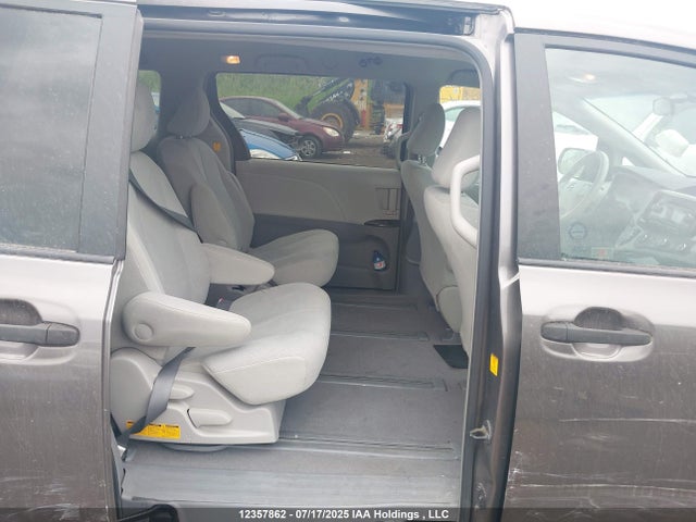 Aukcja sprzedaży 2011 Toyota Sienna, vin: 5TDZK3DC4BS044512, numer aukcji: 12357862