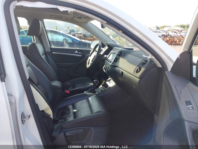 WVGLV7AX3HK029491 Volkswagen 2017