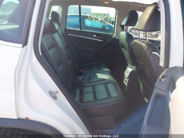 WVGLV7AX3HK029491 Volkswagen 2017