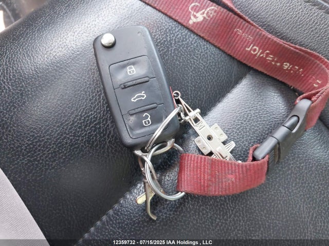 WVGLV7AXXHK014616 Volkswagen 2017