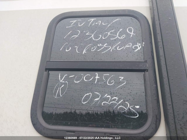 4V0TC3226GG007563 Crossroads 2016