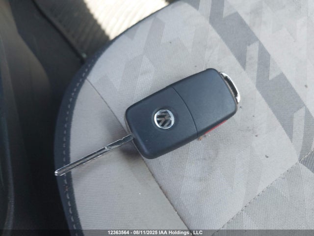 3VW5DAAT4JM502739 Volkswagen Beetle