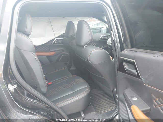 JA4J4VA82PZ613828 Mitsubishi Outlander