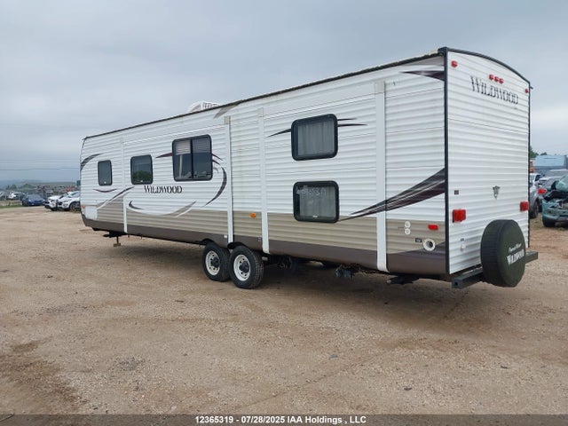 12365319 :رقم المزاد ، 4X4TWDG26FA254500 vin ، 2015 Forest River Trailer Wildwood Travel مزاد بيع