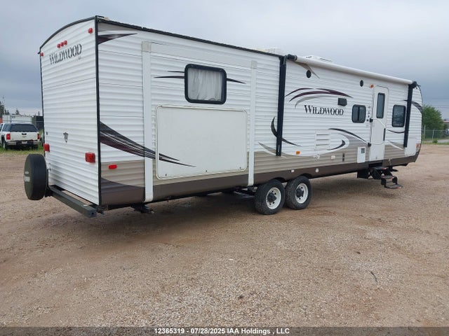 12365319 :رقم المزاد ، 4X4TWDG26FA254500 vin ، 2015 Forest River Trailer Wildwood Travel مزاد بيع