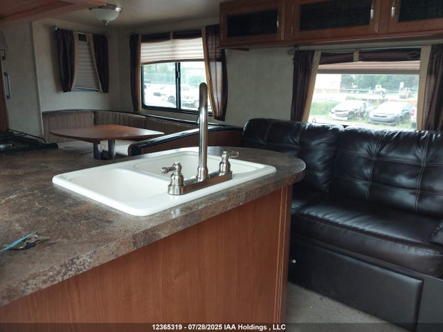 12365319 :رقم المزاد ، 4X4TWDG26FA254500 vin ، 2015 Forest River Trailer Wildwood Travel مزاد بيع
