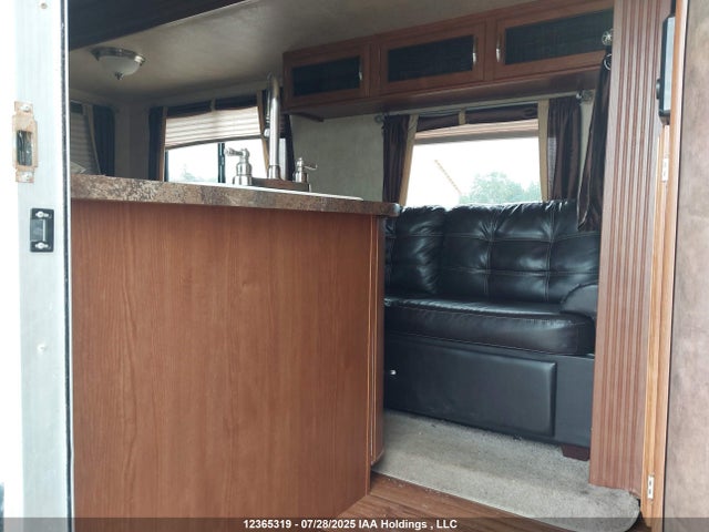 12365319 :رقم المزاد ، 4X4TWDG26FA254500 vin ، 2015 Forest River Trailer Wildwood Travel مزاد بيع