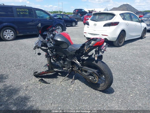 Kawasaki Ninja 300 2017 JKAEX8A12HDA33445 Image 3
