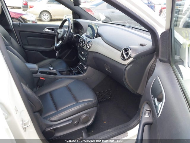 WDDMH4GB3FJ330054 Mercedes-Benz B-Class