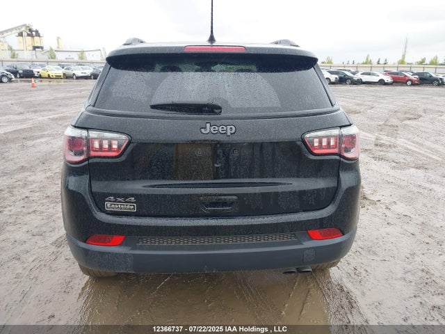 3C4NJDBB0MT528137 Jeep 2021