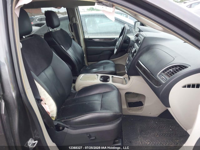 2C4RC1GG2GR282892 Chrysler Town and Country