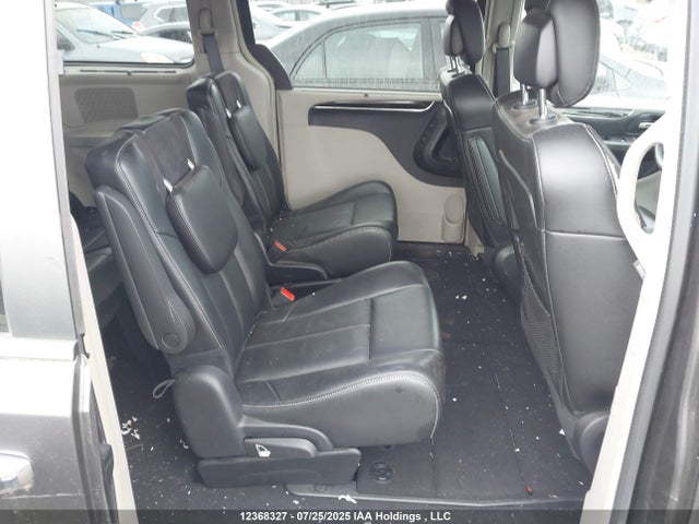 2C4RC1GG2GR282892 Chrysler Town and Country