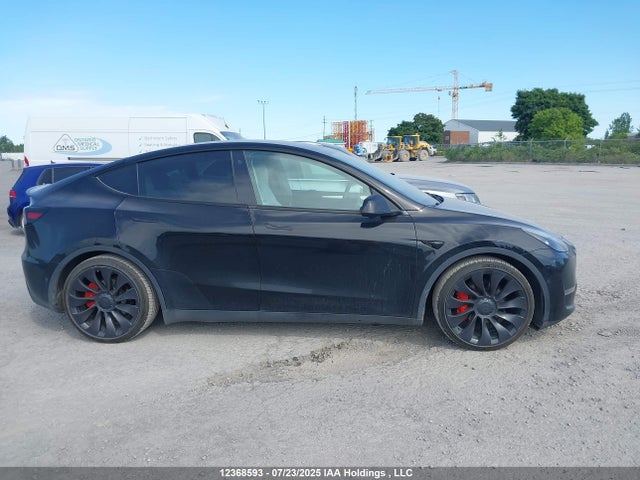 Tesla Model Y 2022 7SAYGDEF2NF572525 Image 13