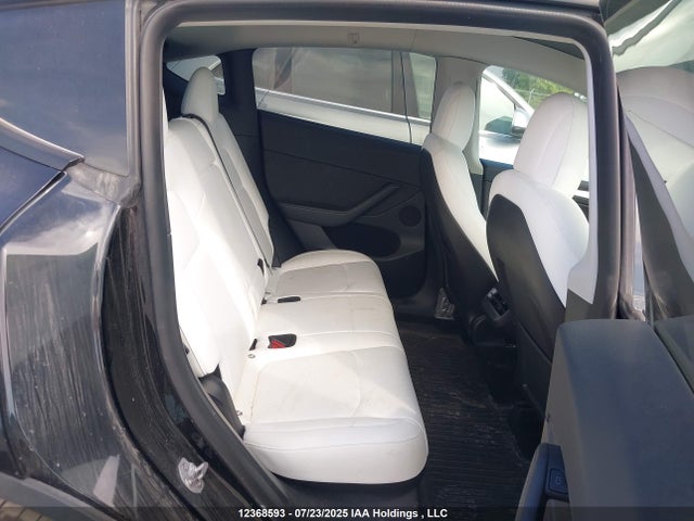 Tesla Model Y 2022 7SAYGDEF2NF572525 Image 8