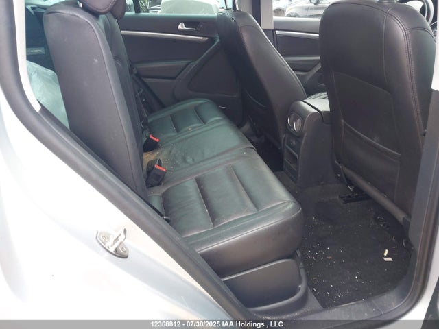 WVGLV7AX7HK041689 Volkswagen 2017