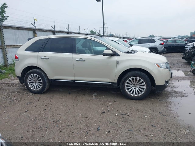 Lincoln 2015 2015 2LMDJ8JK2FBL27522 Image 13