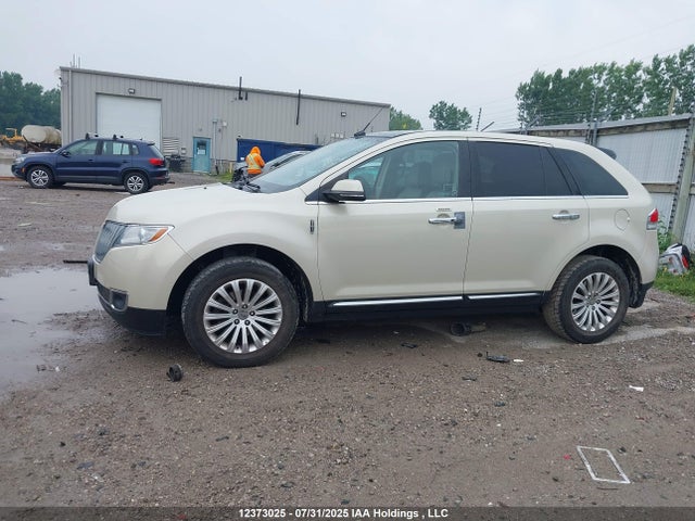 Lincoln 2015 2015 2LMDJ8JK2FBL27522 Image 14