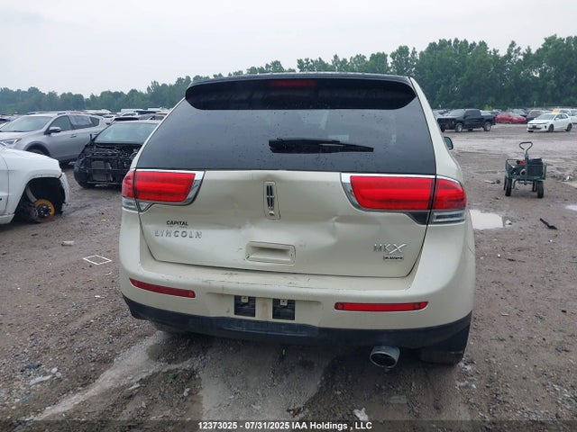 Lincoln 2015 2015 2LMDJ8JK2FBL27522 Image 16