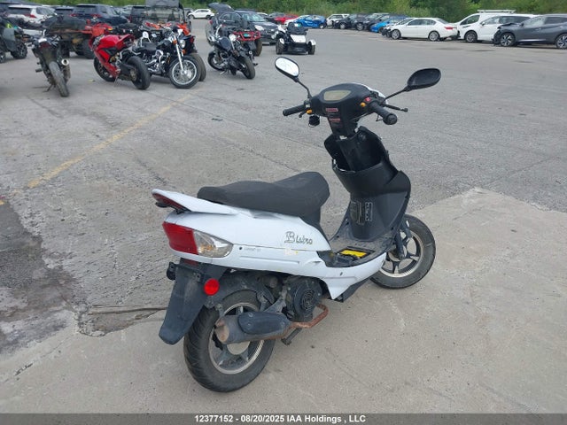 LLPVGBAK7N1101140 Scooter Scooter