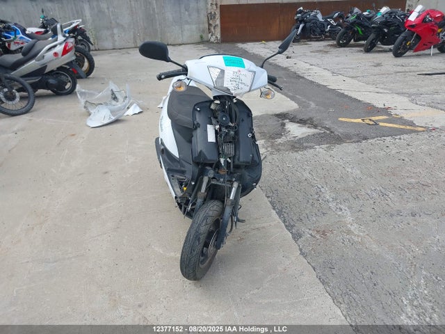 LLPVGBAK7N1101140 Scooter Scooter