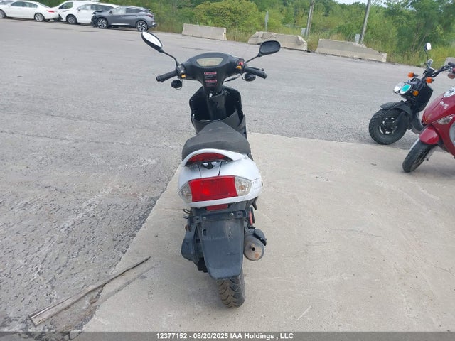 LLPVGBAK7N1101140 Scooter Scooter
