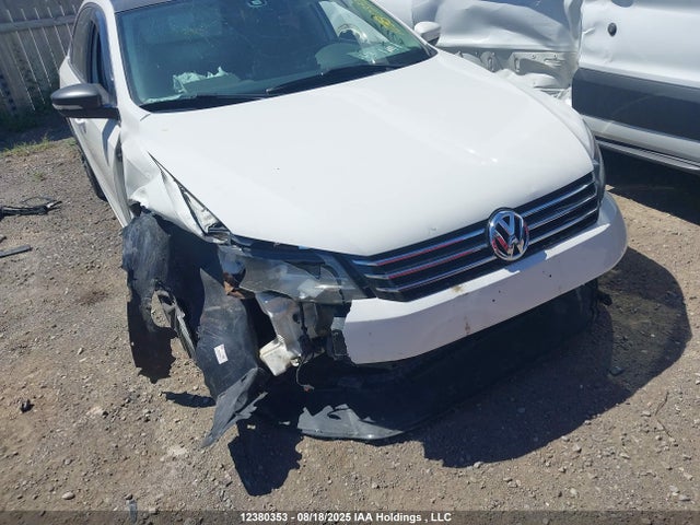 1VWBV7A3XFC049979 Volkswagen Passat