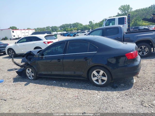 3VWD07AJ2EM413881 Volkswagen Jetta