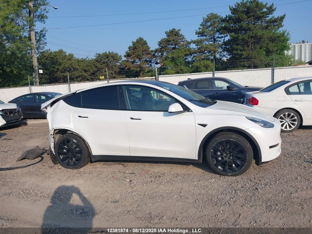 7SAYGDEE9NF465902 Tesla Model Y