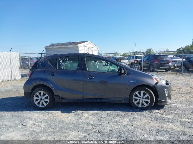 JTDKDTB3XH1593880 Toyota Prius C Technology