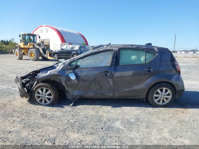 JTDKDTB3XH1593880 Toyota Prius C Technology