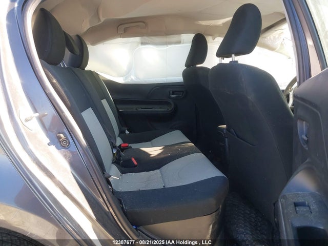 JTDKDTB3XH1593880 Toyota Prius C Technology