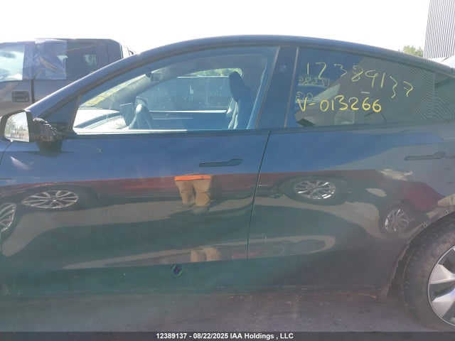 Tesla Model Y 2024 7SAYGDED9RF013266 Image 15