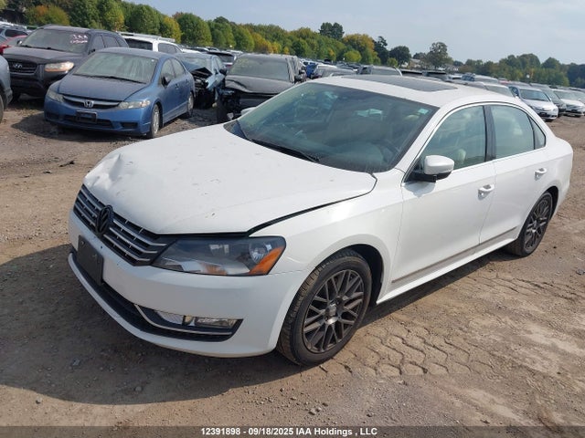 Volkswagen Passat 2014 1VWCS7A39EC103719 Image 2