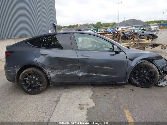 Tesla Model Y 2021 5YJYGDED0MF110751 Image 13