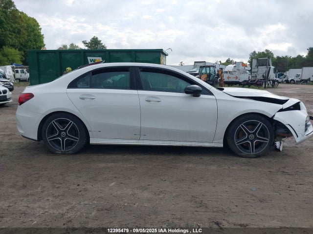 W1K3G4FB2NJ329864 Mercedes-Benz m260