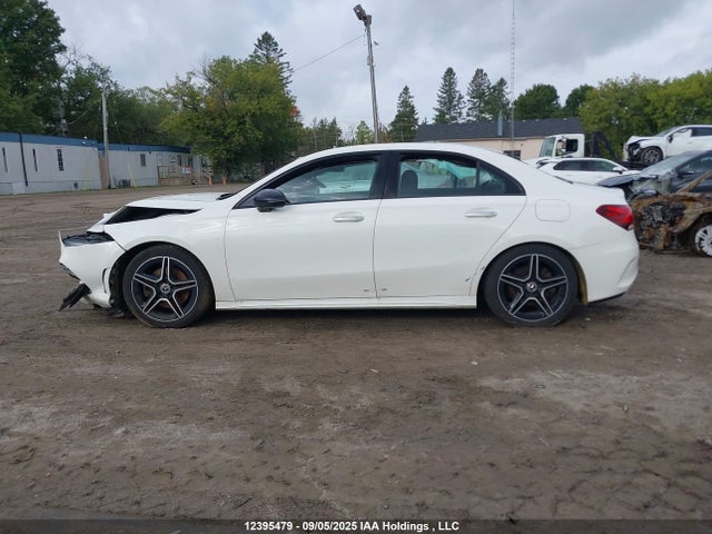 W1K3G4FB2NJ329864 Mercedes-Benz m260
